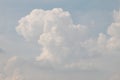 VertrÃÂ¤umte, weiÃÅ¸e Wolken im hellblauen Himmel